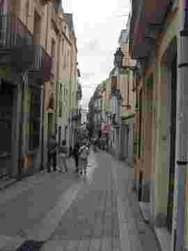 Узкая улочка в старой части города Тосса-де-Мар
