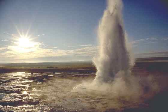 Один из многочисленных гейзеров страны Исландия
