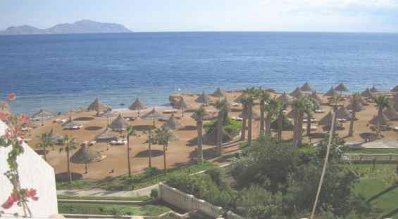 Пляж курорта Шарм-эш-Шейх.  На горизонте виднеется остров Тиран