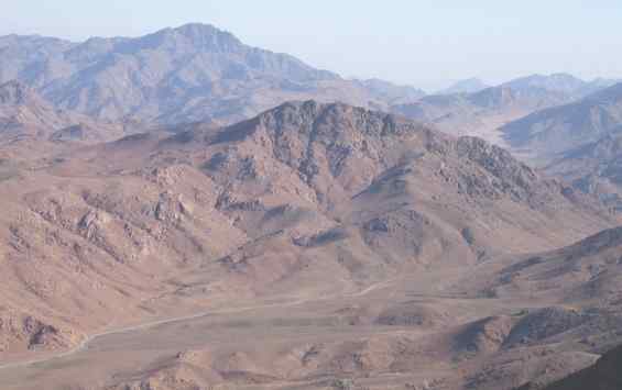 Типичный ландшафт Синайских гор, расчленённых сухими руслами вади