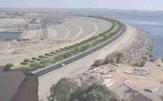Огромная дамба-водохранилище на реке Нил