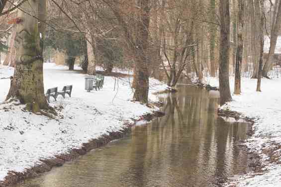 Английский парк города Мюнхен зимой 