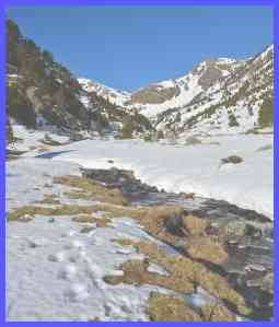 Андорра. Снег в горном массиве Пиренеи